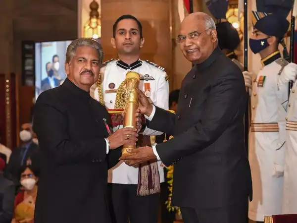 Anand Mahindra receiving the Padma Bhushan award from the President of India at Rashtrapati Bhavan.
