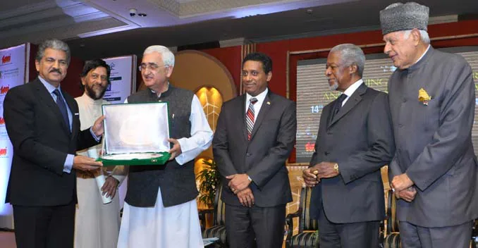 Anand Mahindra receiving an international leadership award alongside global dignitaries including Kofi Annan.